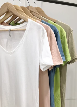 Remera escote V lisa  - Vista 3