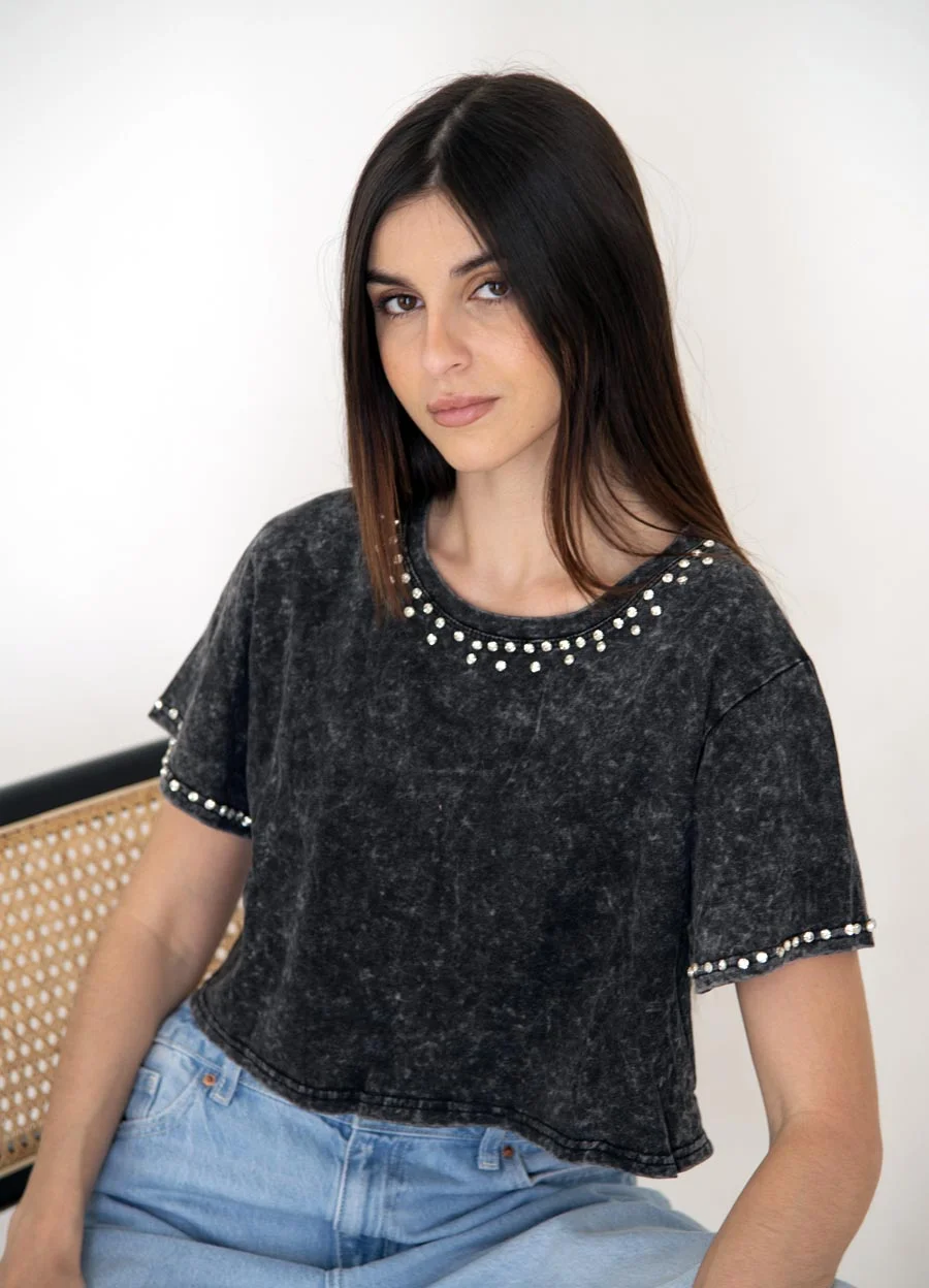 Remera con strass en escote y manga 