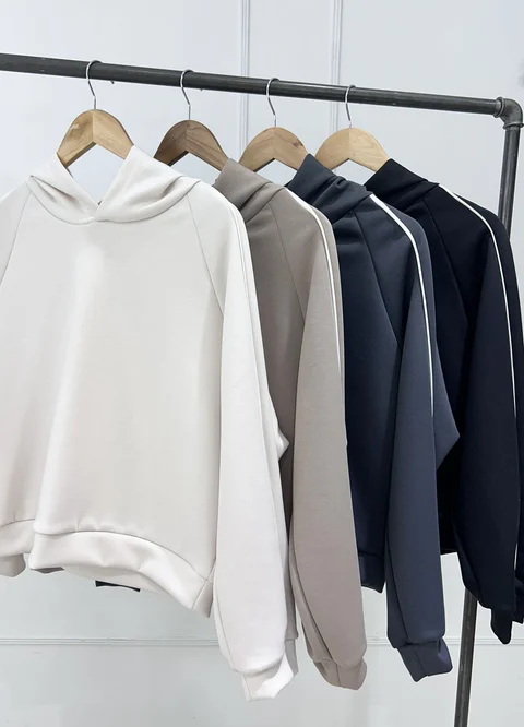 Buzo deportivo con vivo en manga 