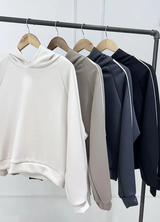 Buzo deportivo con vivo en manga 