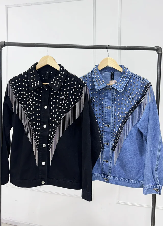 Chaqueta denim con tachas y cadenas 