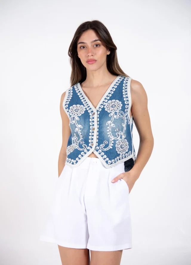 Chaleco denim localizado c/bordado