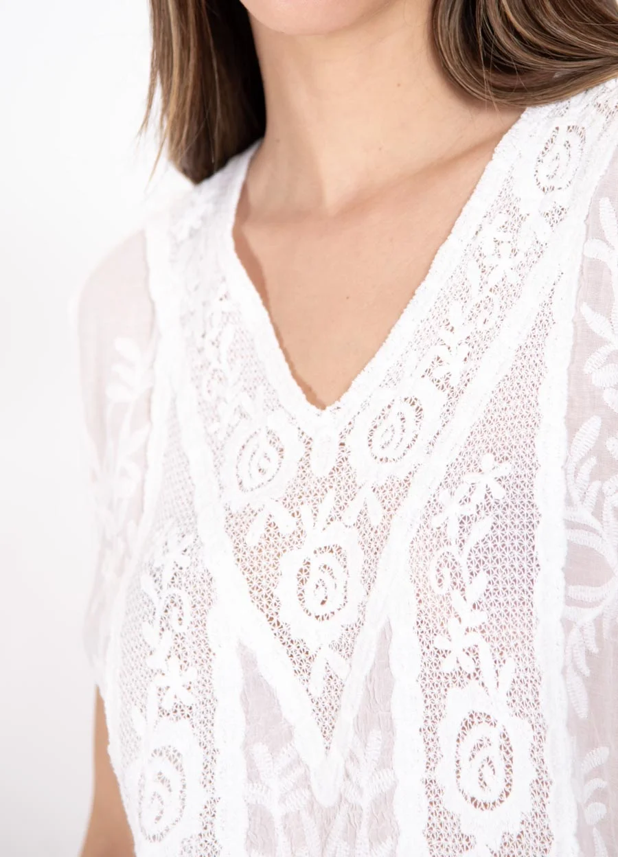 Musculosa escote V full bordada al tono 
