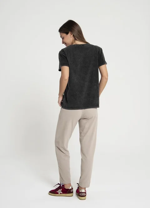 Remera prelavada  con strass y estrellas 