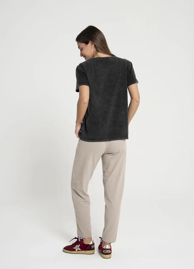 Remera prelavada  con strass y estrellas 