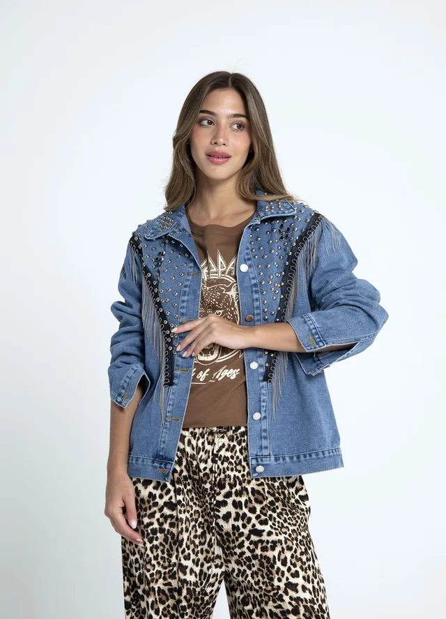 Chaqueta denim con tachas y cadenas 