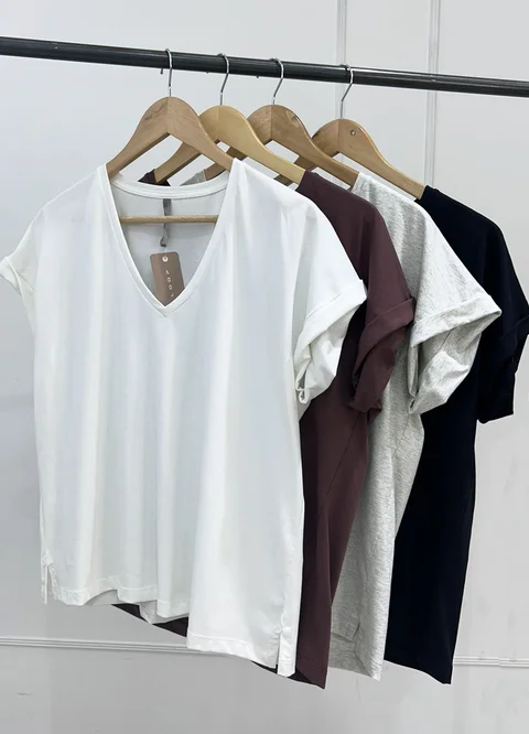 Remera escote V dobladillo en manga 