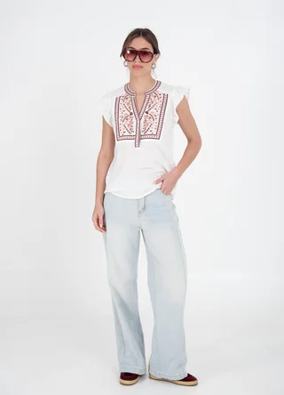 Blusa bordada en colores con volado en hombro  - Vista 1