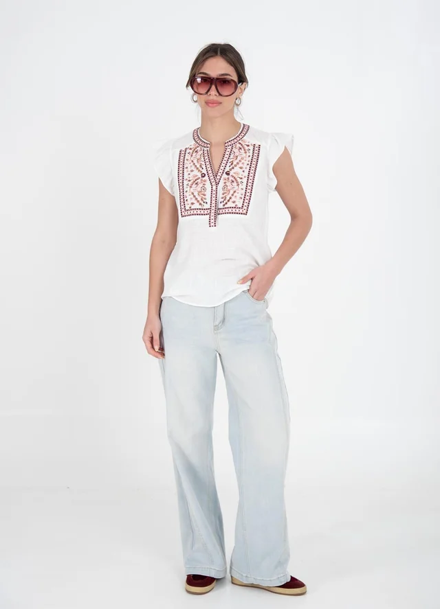 Blusa bordada en colores con volado en hombro