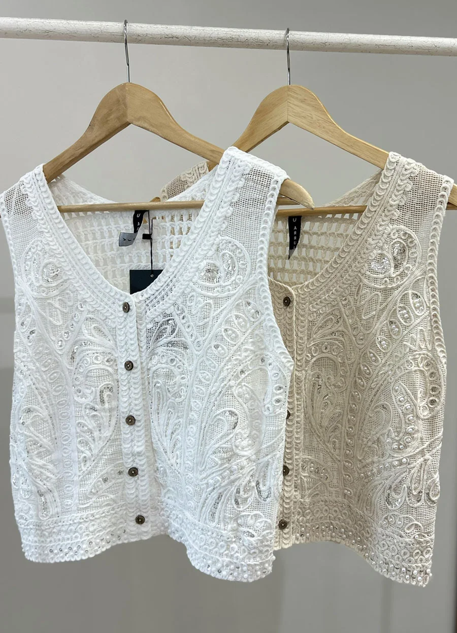 Musculosa cartera bordada con perlas y canutillos