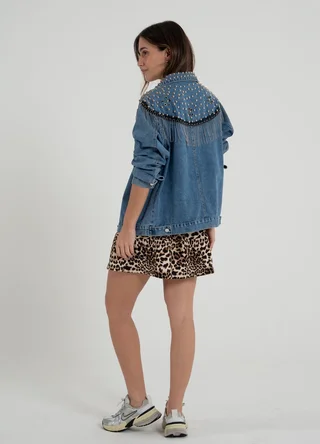 Campera denim azul con tachas y cadenas  - Vista 5