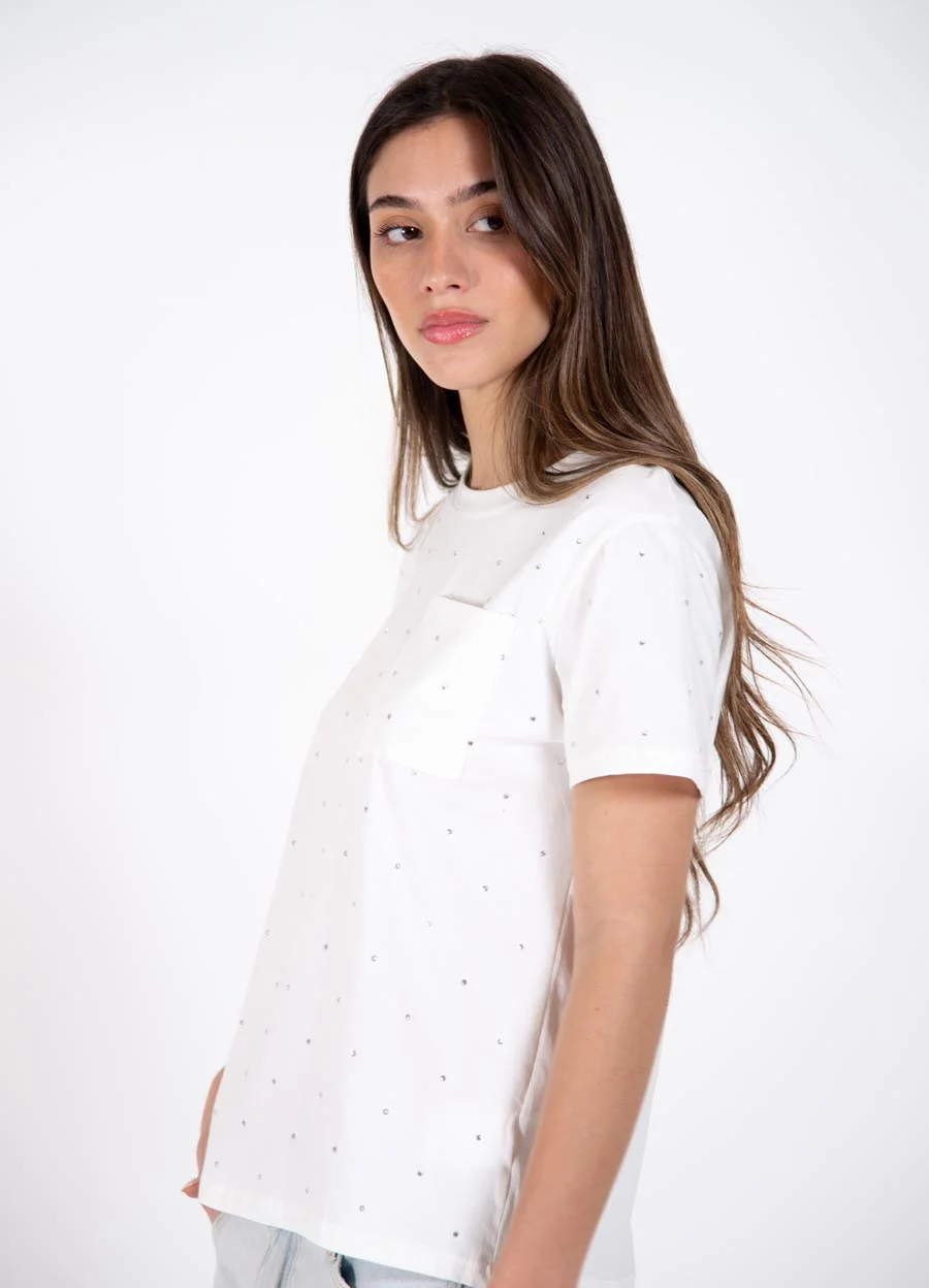 Remera con bolsillo y strass 