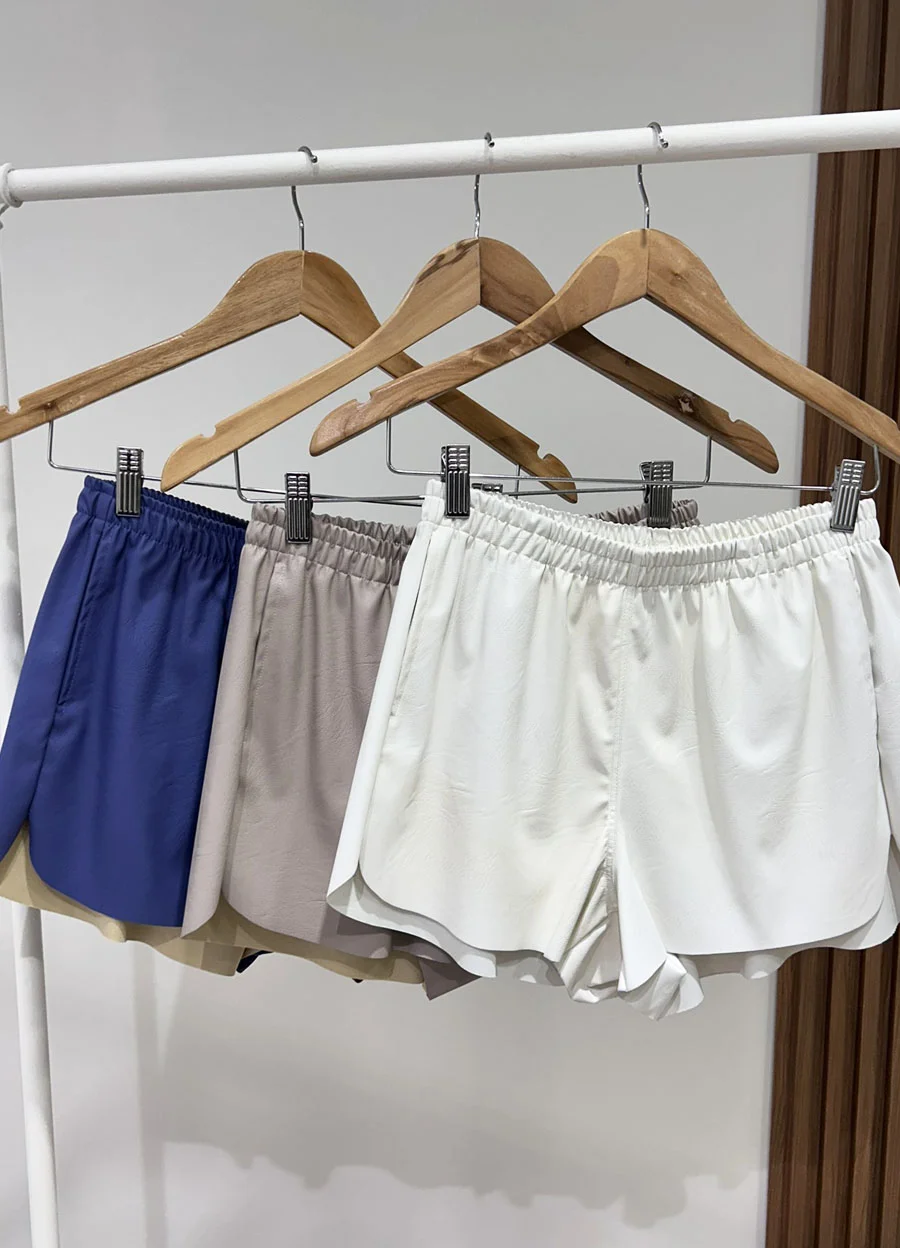Short eco cuero al corte
