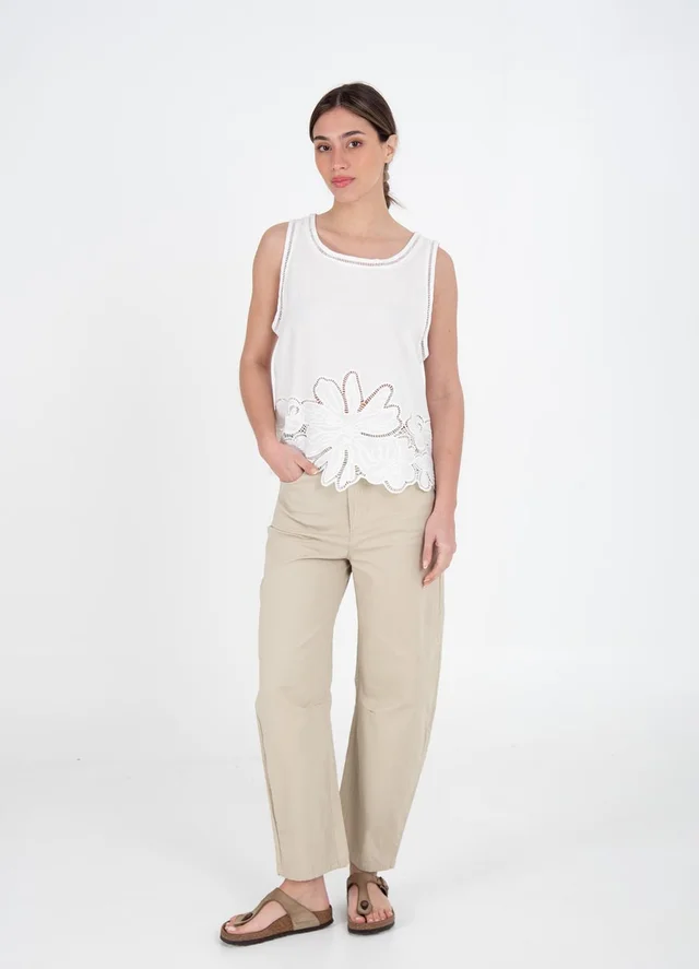 Musculosa poplin calada en ruedo flores