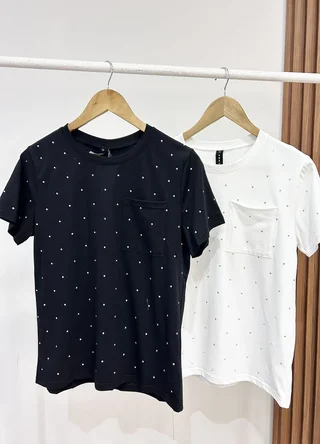 Remera con bolsillo y strass  - Vista 6