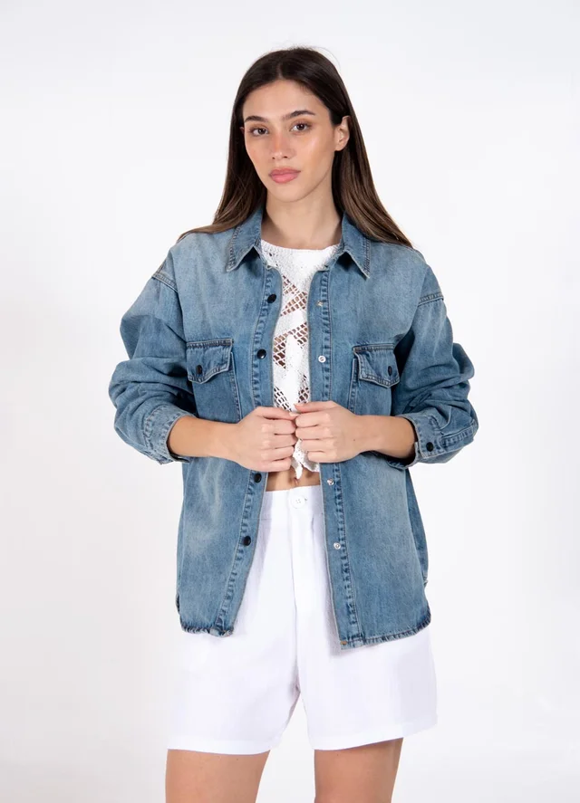 Camisa denim con broche 