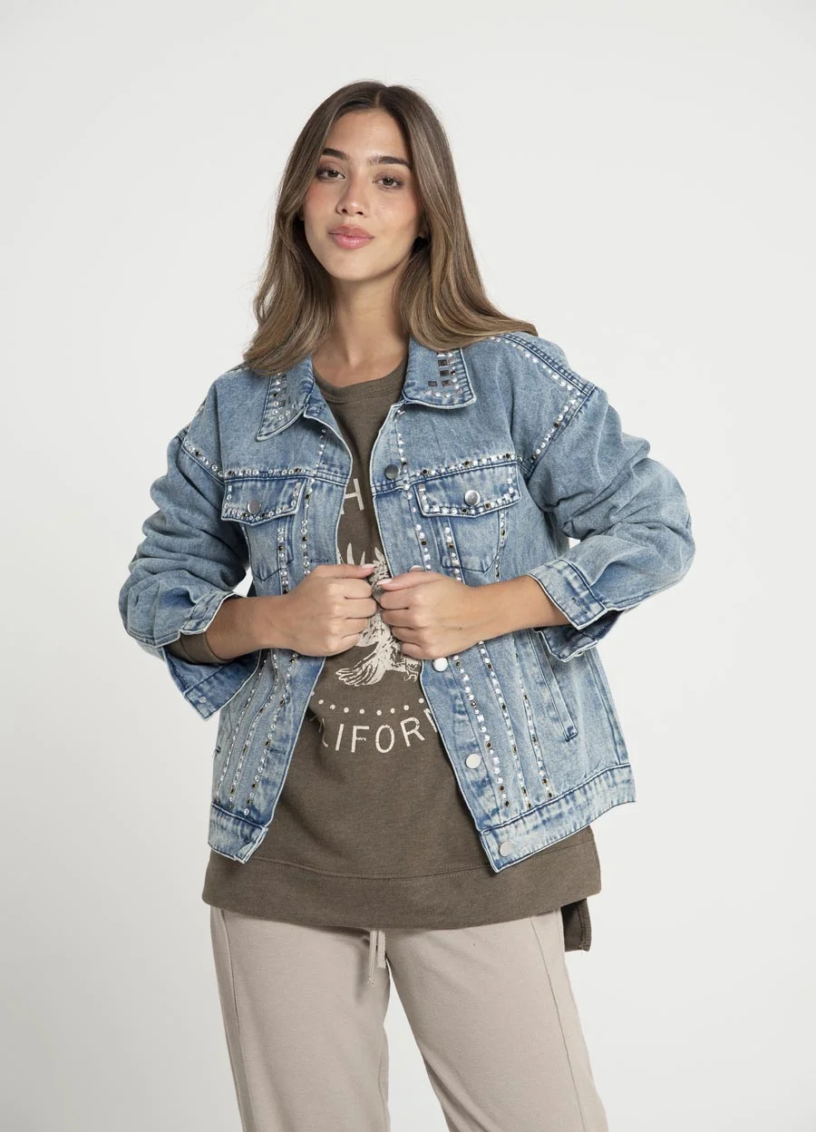 Campera denim full tachas 