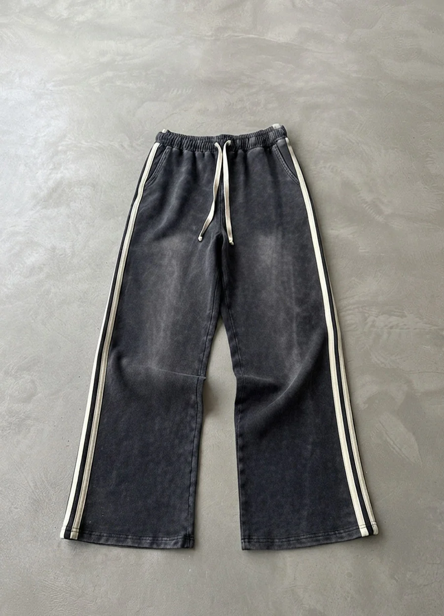 Pantalon prelavado con tira lateral 