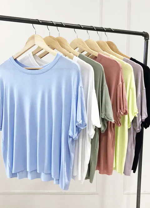 Remera viscosa con dobladillo en manga 