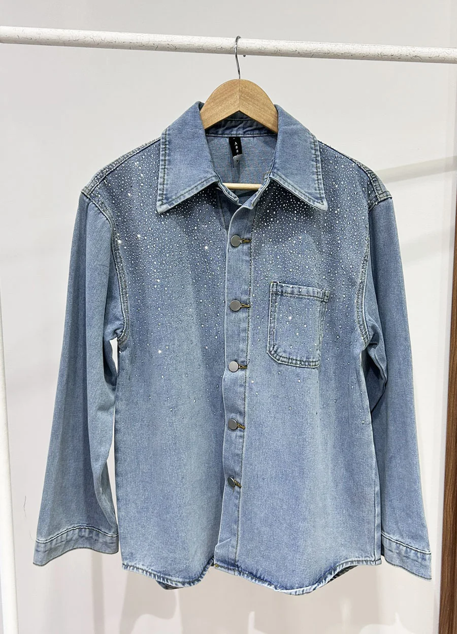 Chaqueta denim tachas en delantero con 1 bolsillo 