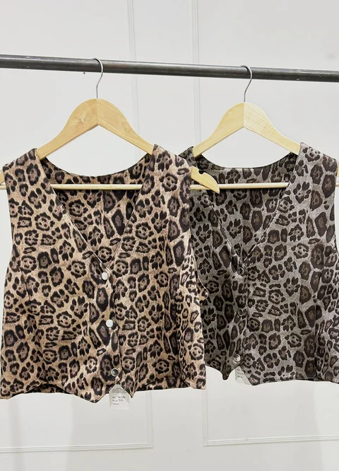 Chaleco print con broche 