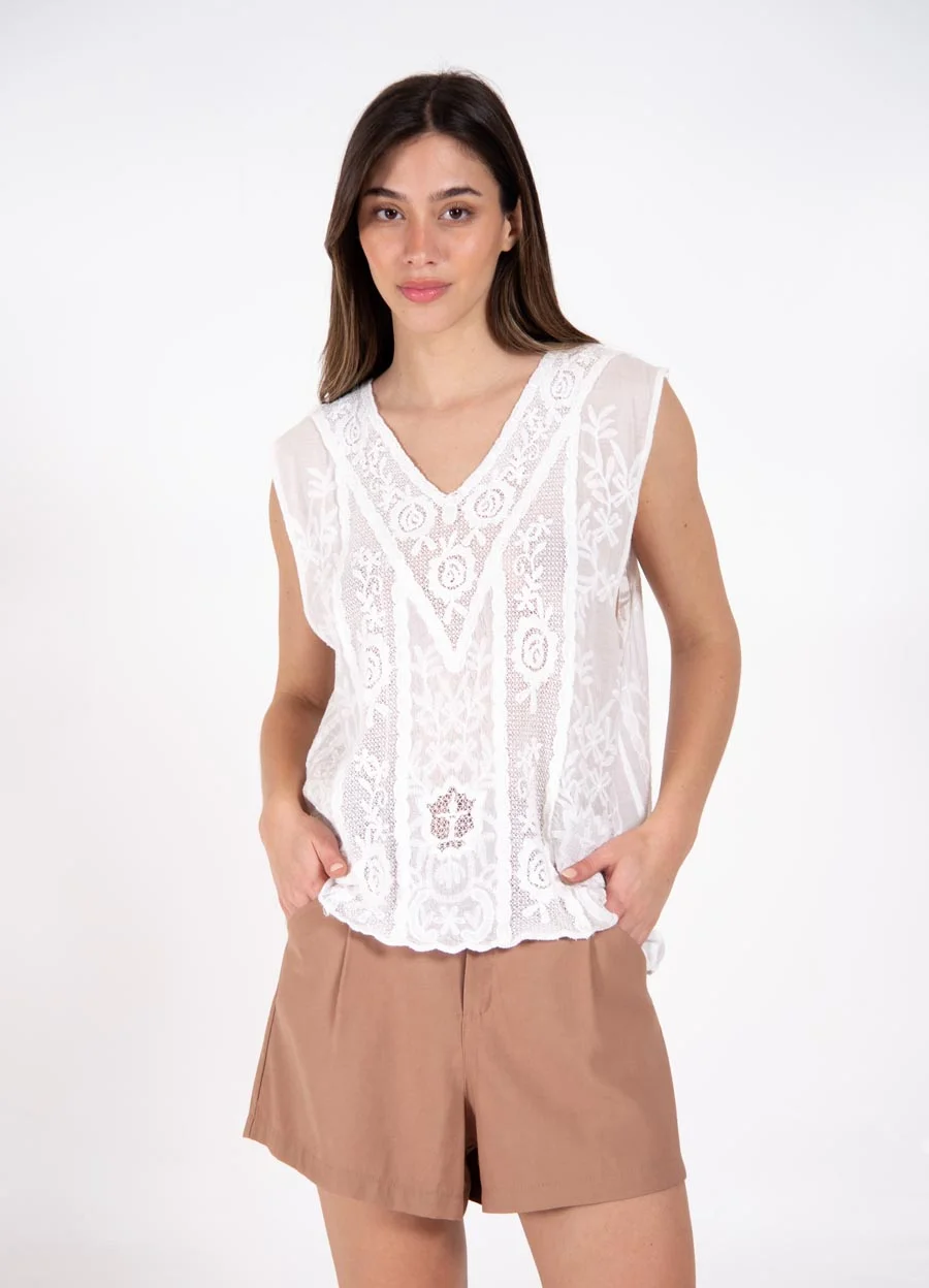 Musculosa escote V full bordada al tono 