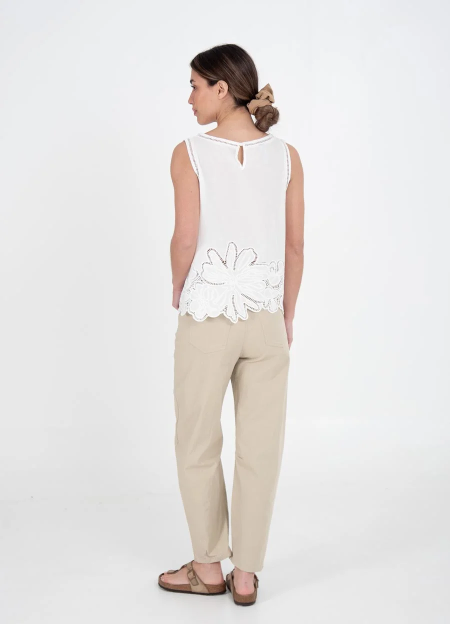 Musculosa poplin calada en ruedo flores
