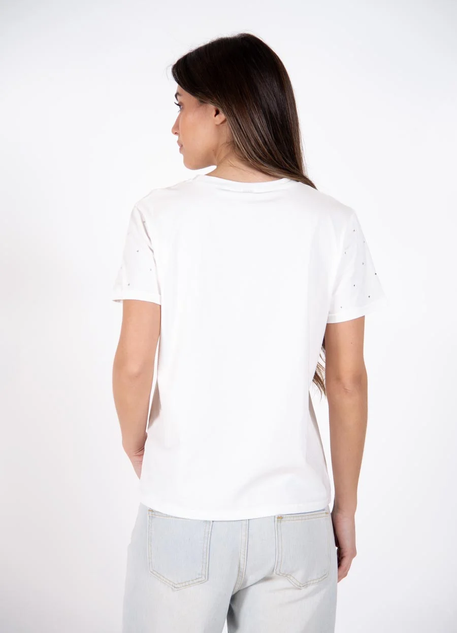 Remera con bolsillo y strass 