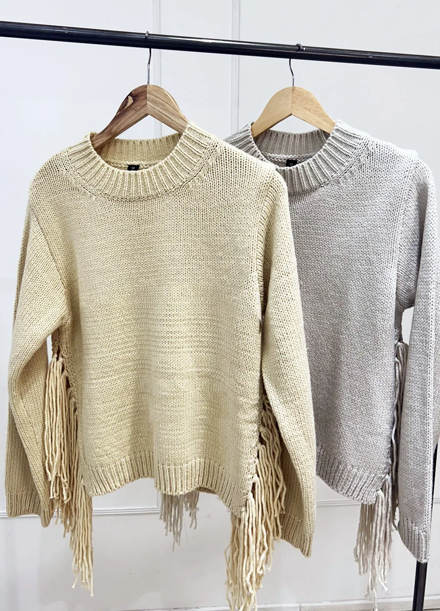 Sweater con flecos laterales 