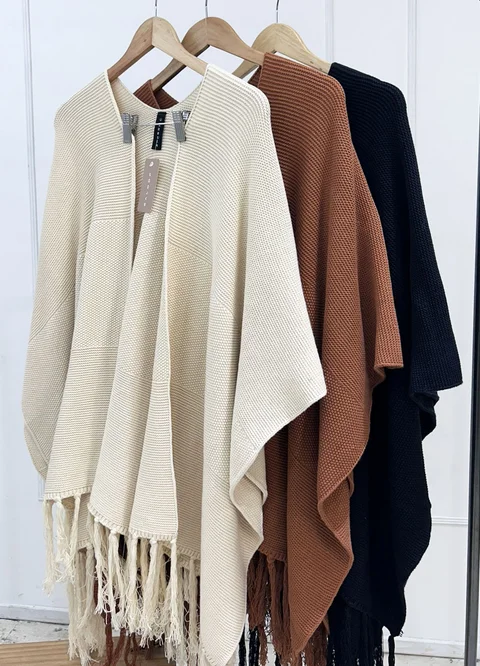 Ruana tejida con flecos 