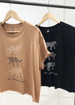 Remera KEEP ON MOVING LEOPARDOS  - Vista 4