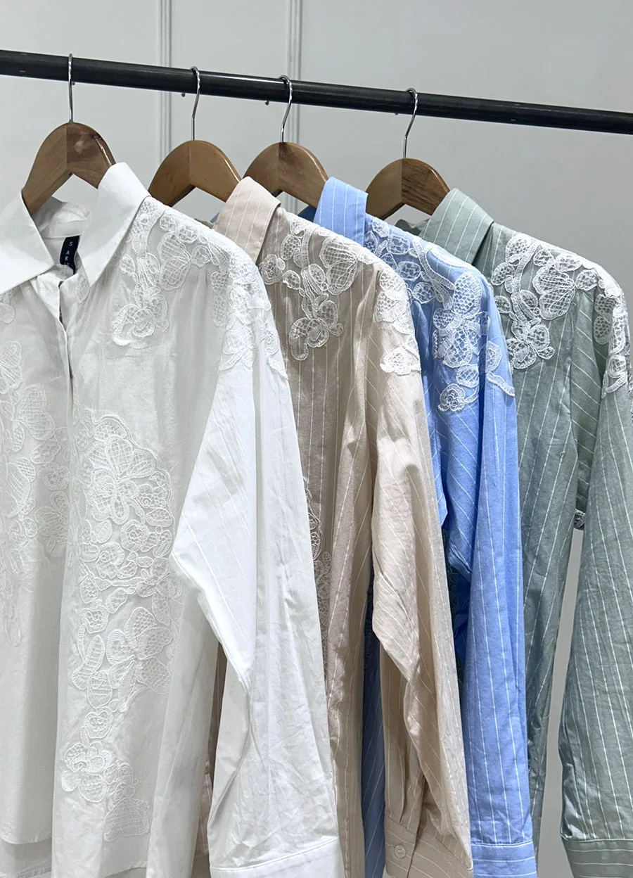 Camisa rayada con aplique 