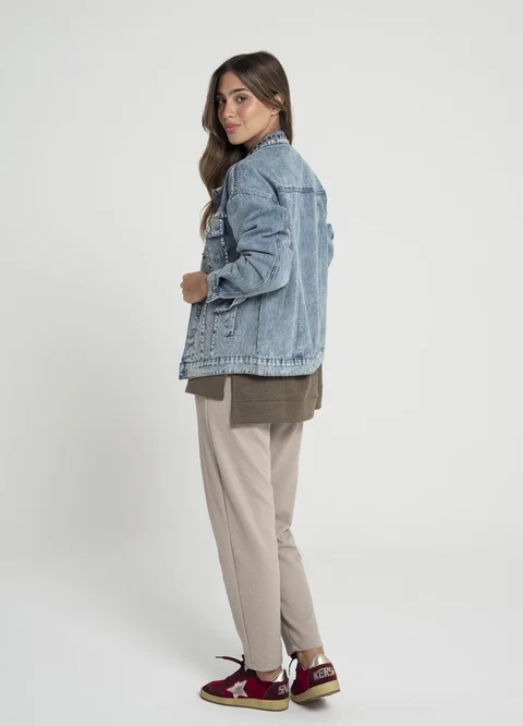 Campera denim full tachas 