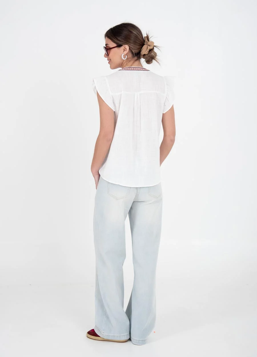 Blusa bordada en colores con volado en hombro 