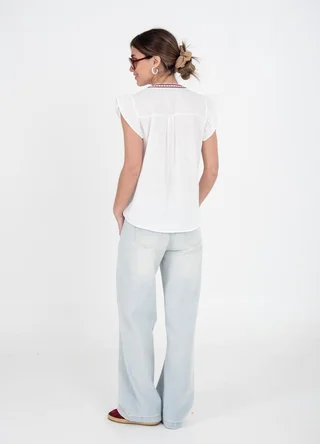 Blusa bordada en colores con volado en hombro  - Vista 3