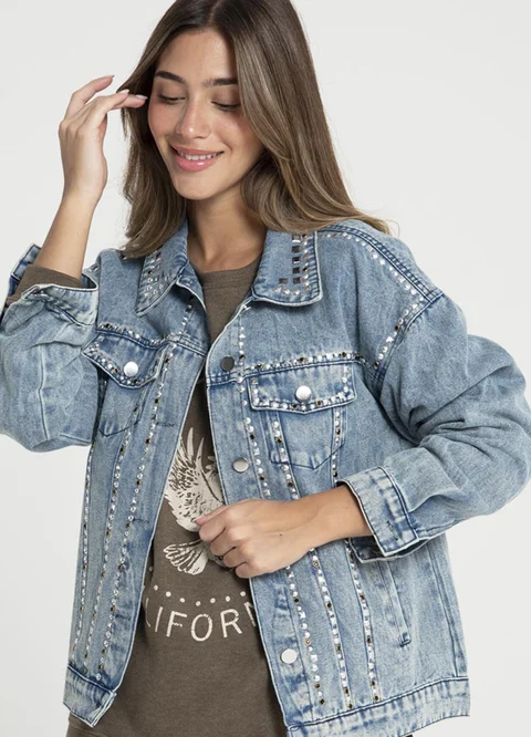 Campera denim full tachas 