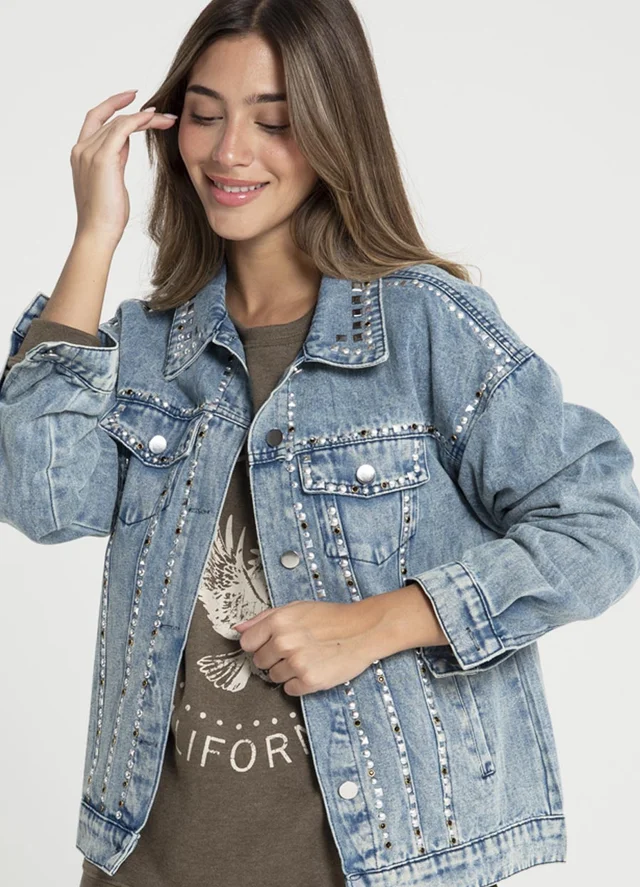 Campera denim full tachas 