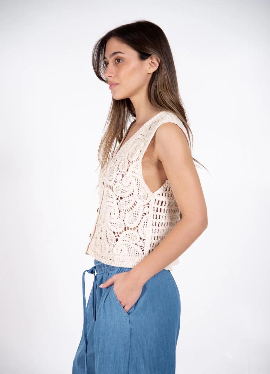 Chaleco crochet arabescos bordada 