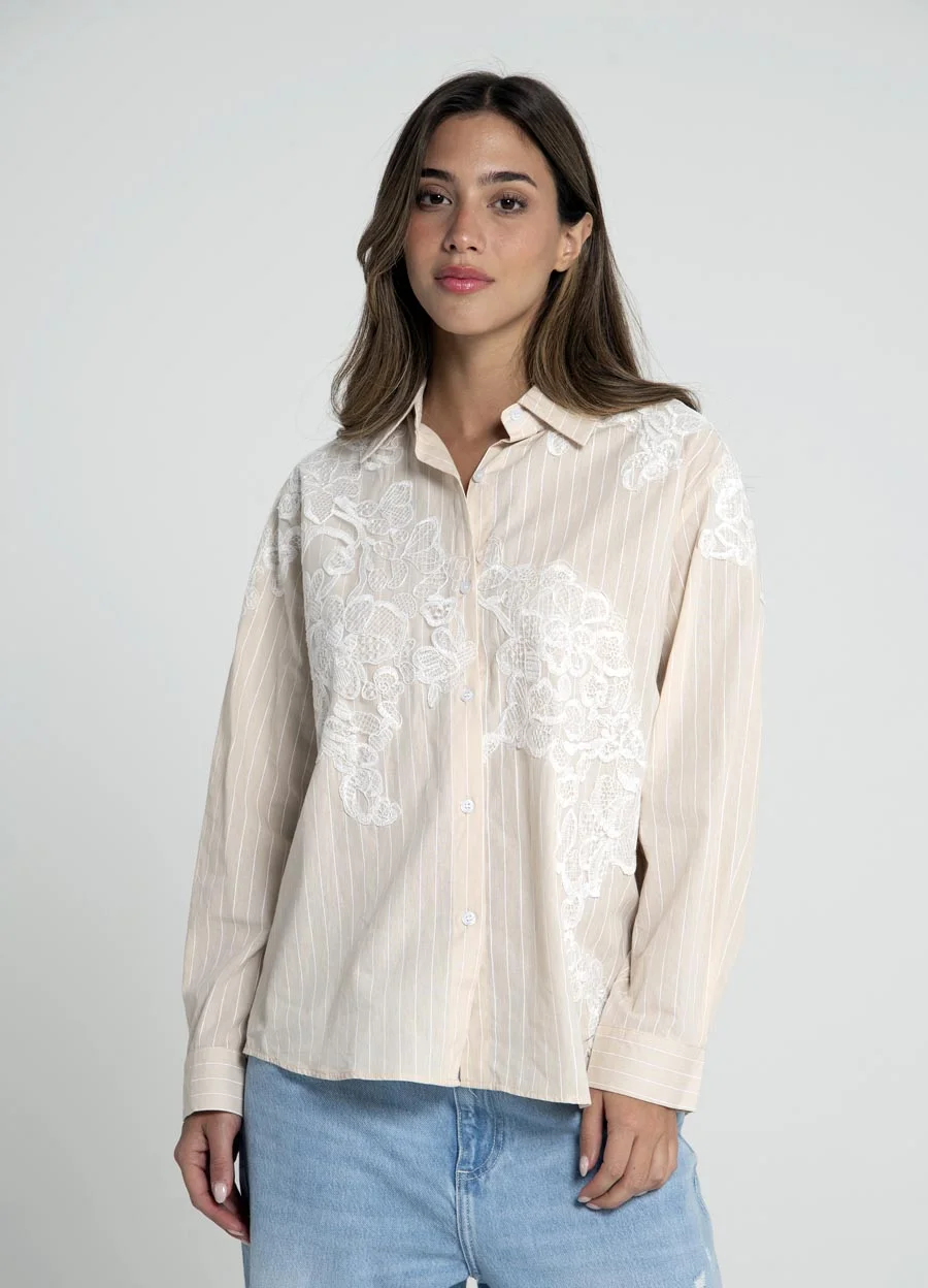 Camisa rayada con aplique 