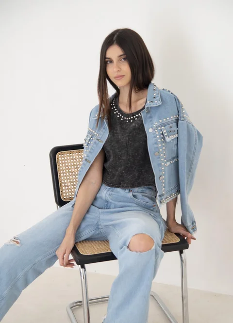 Campera denim full tachas desflecada