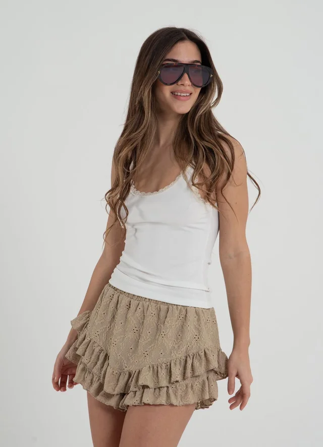 Short broderie con volado 