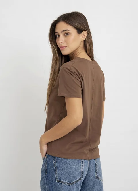 Remera basica escote V 