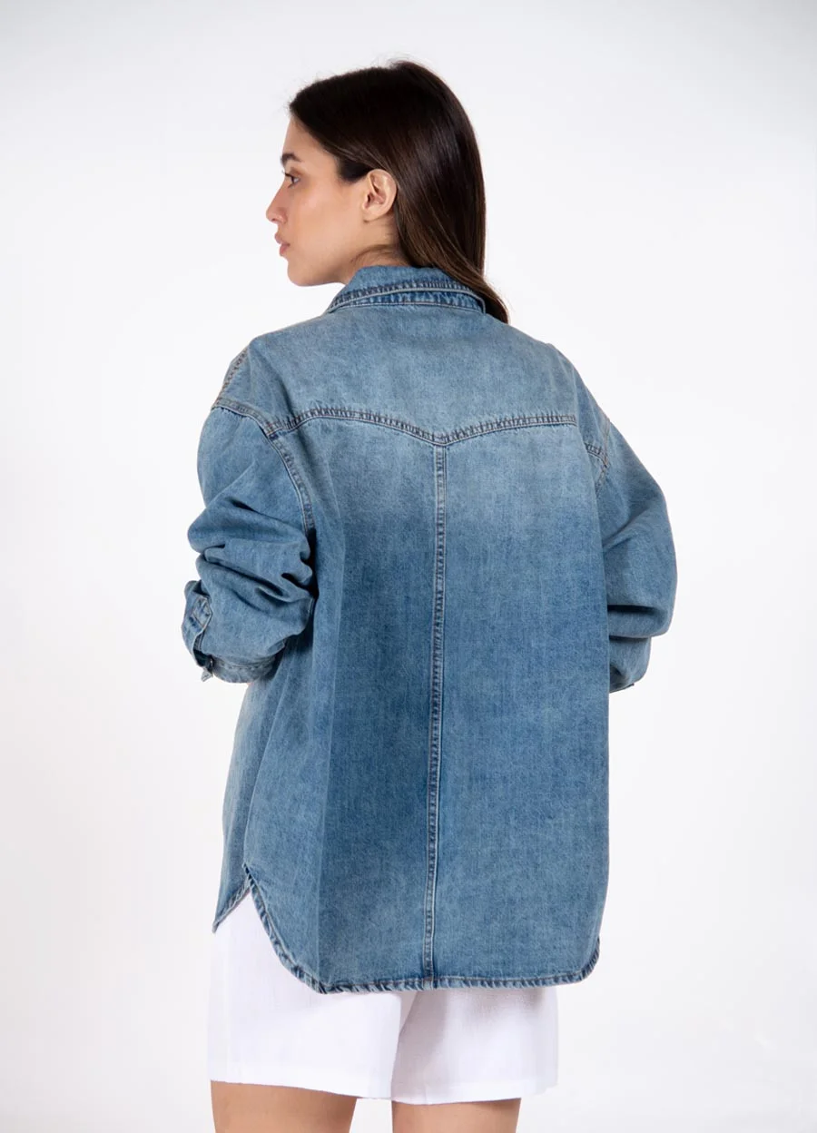 Camisa denim con broche 