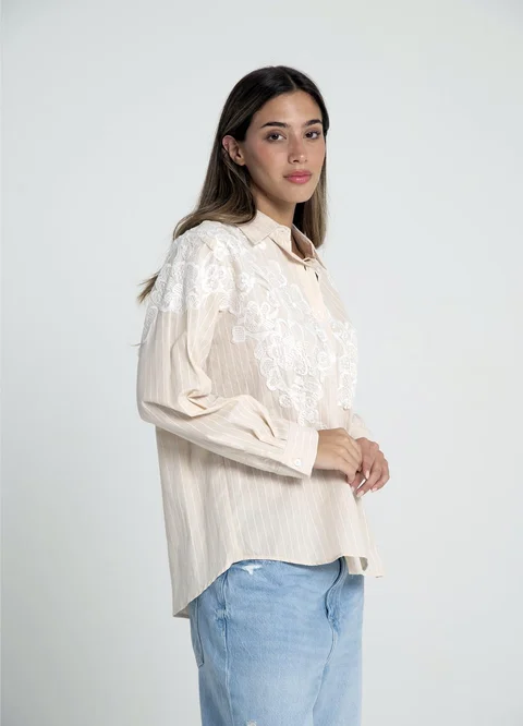 Camisa rayada con aplique 