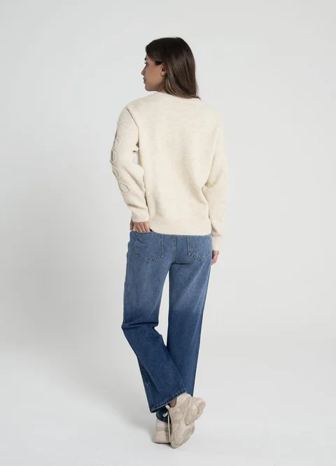 Sweater bordado al tono en manga 