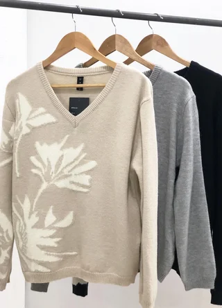Sweater basico escote V flores - Vista 5