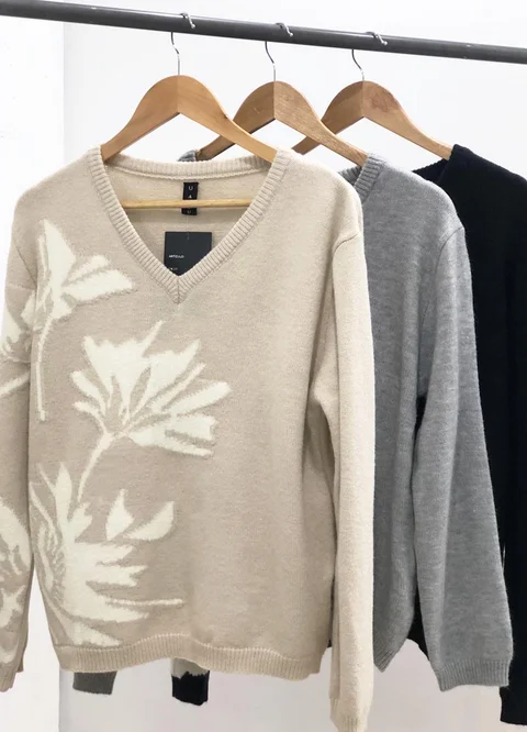 Sweater basico escote V flores