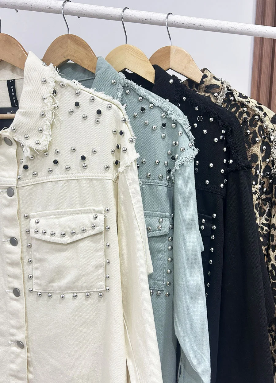 Chaqueta denim con tachas y piedras 