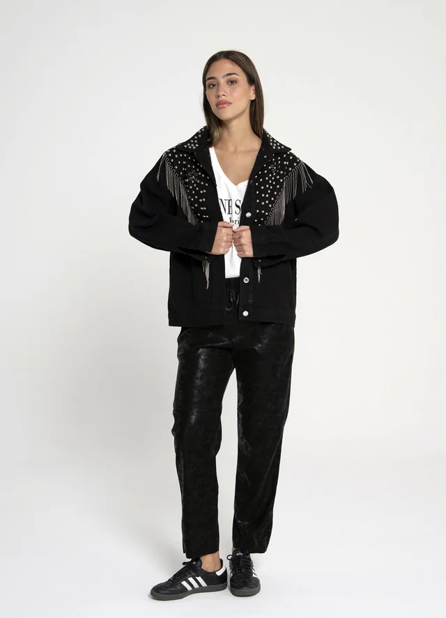 Campera con tachas y tira colgante negro