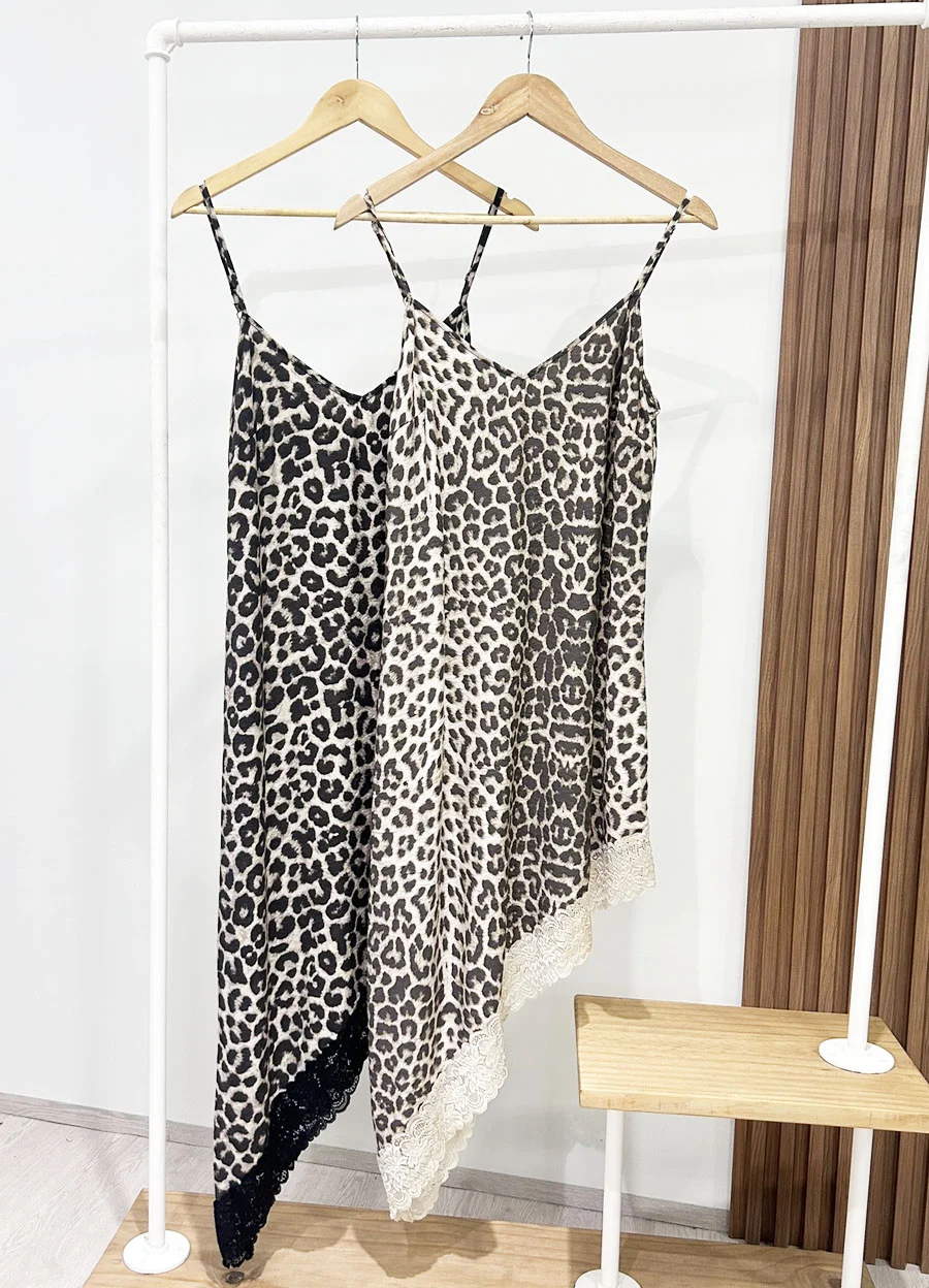 Vestido sedita con recortes y puntilla 